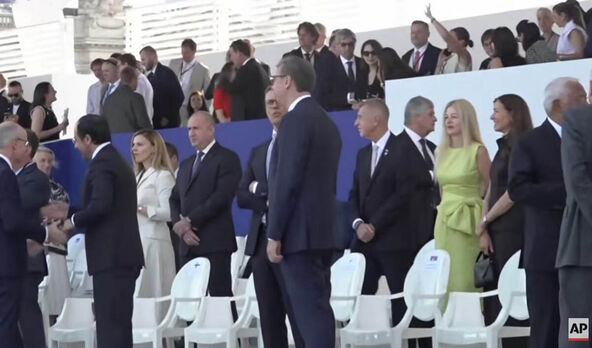 aleksandar vučić na vojnoj paradi u francuskoj (2).jpg