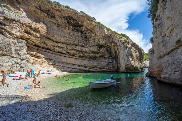 Stiniva plaža, Hrvatska.jpg
