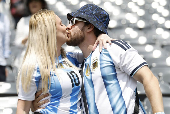 navijači pred meč Španija - Argentina (1).jpg