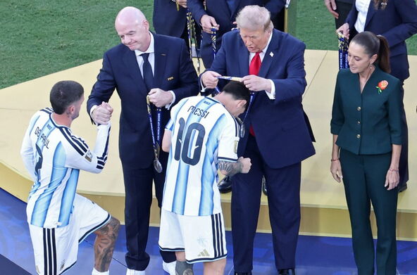 Donald Tramp daje medalju Lionelu Mesiju