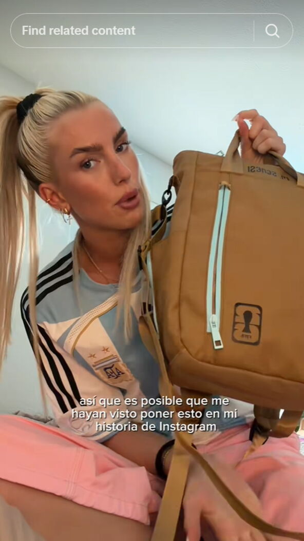 Kelsi Rouz Bauers pokazuje poklone Lionela Mesija