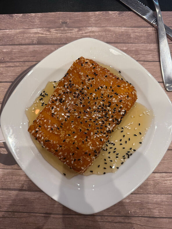 Saganaki sa susamom na belom tanjiru