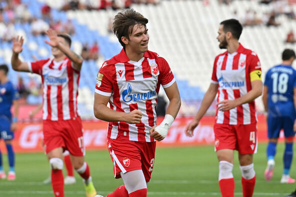 Vasilije Kostov slavi gol za Zvezdu protiv Vojvodine.