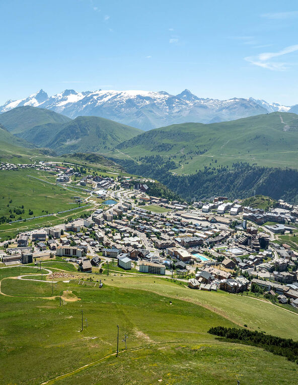 Pogled na alpski vrh Alpe d'Huez