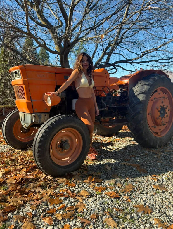 Džejson Momoa devojka traktor (1).jpg
