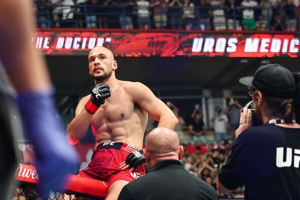 Uroš Medić sedi na kavezu posle pobede na UFC.