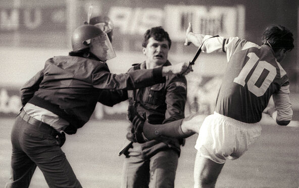 Zvonimir Boban udara policajca na Maksimiru.