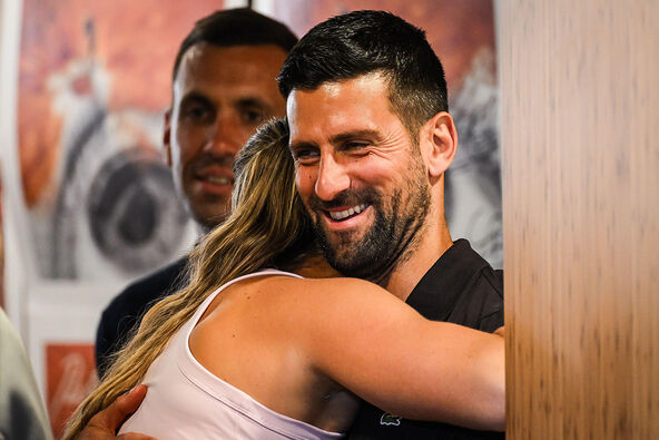 Novak Đoković i Arina Sabalenka zagrljaj.