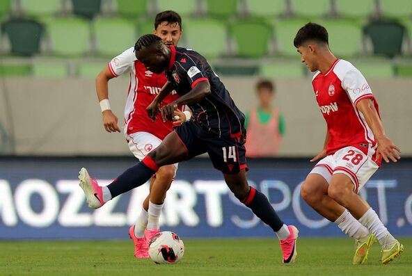 Osman Bukari dribla na utakmici Hapoel Berševa Crvena zvezda