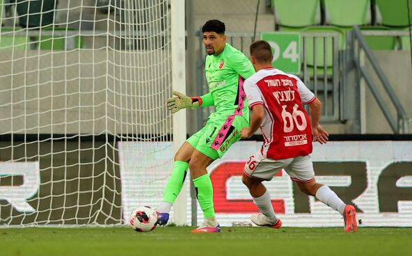 Kiks Mateuša Magaljaeša na utakmici Crvena zvezda Hapoel Berševa