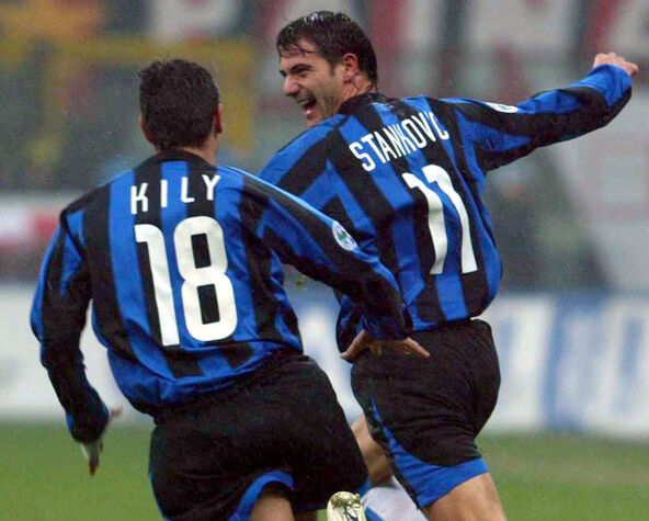 Dejan Stanković slavi gol u Interu sa dresom 11