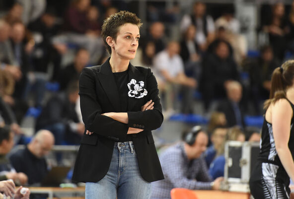 Miljana Musović Bojović vodi ekipu Partizana na utakmici u Nišu