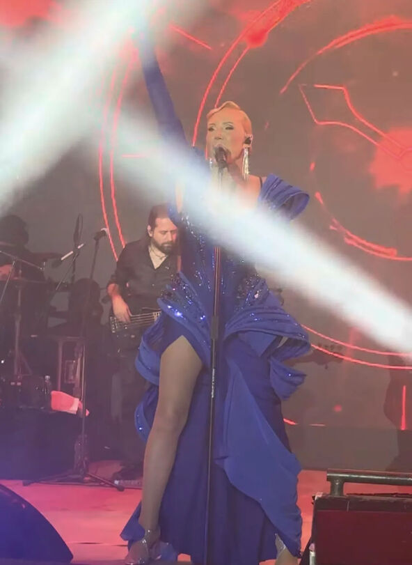 Lepa Brena u plavoj kombinaciji