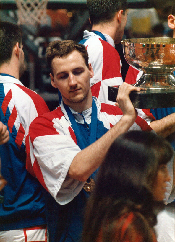 Dino Rađa drži pehar sa Evropskog prvenstva 1991.