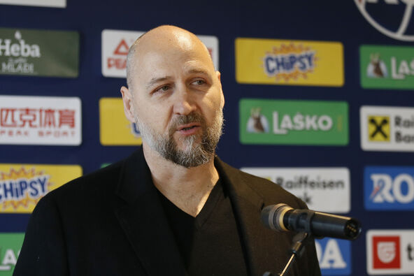 Dino Rađa pred mikrofonom na komemoraciji.