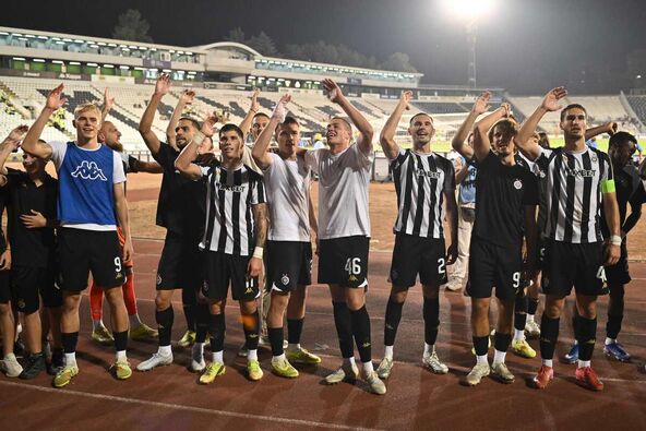 Igrači Partizana posle utakmice protiv Tobola.
