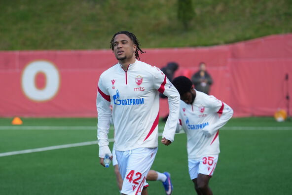Džej Enem na zagrevanju u Crvenoj zvezdi