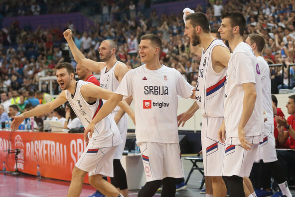 Nemanja Nedović se raduje s košarkašima Srbije.