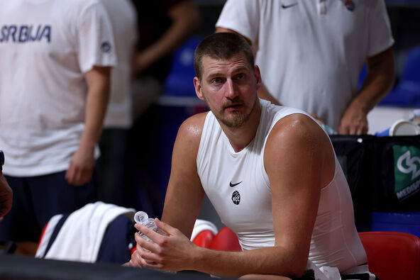 Nikola Jokić sedi na klupi u majici.