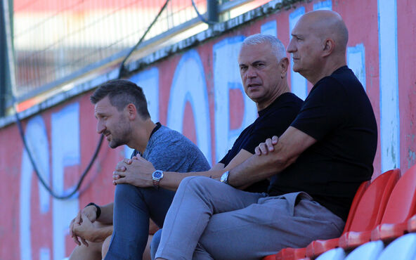 Terzić, Marin i Mrkela gledaju trening Zvezde.