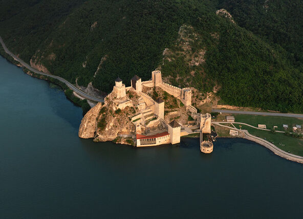 Golubačka tvrđava, by Hiishiiphoto.jpg
