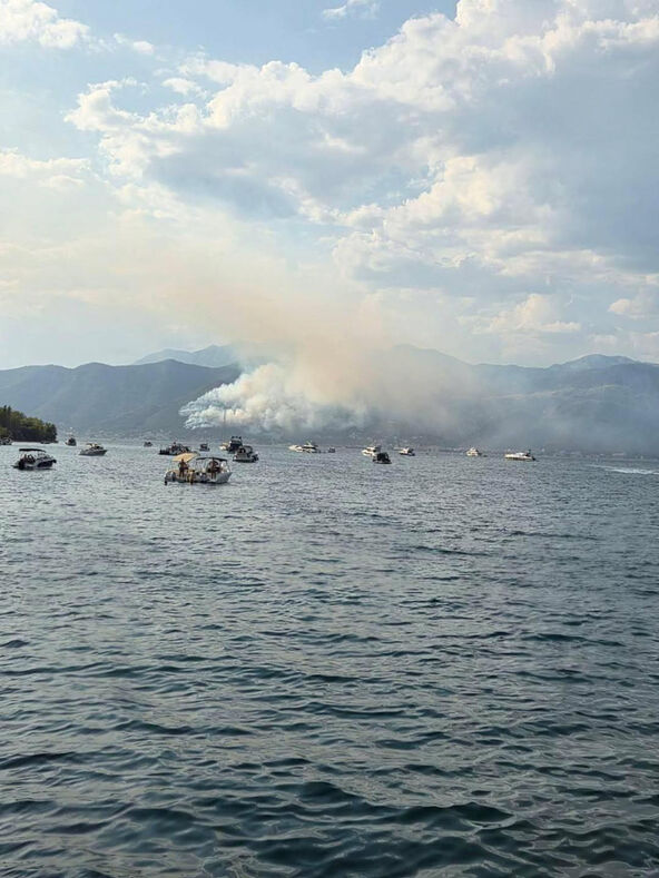 Ogroman požar u Bokokotorskom zalivu (2).jpg