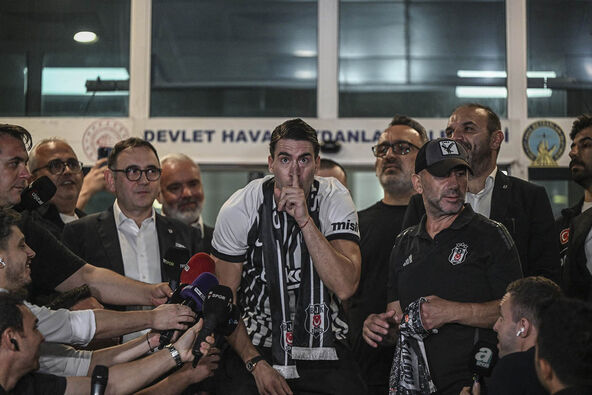 Dušan Vlahović dočekan u Bešiktašu (6).jpg