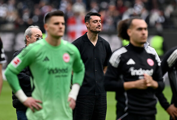 Albert Rijera sa igračima Frankfurta.