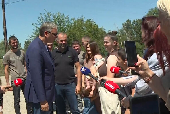 Predsednik Vučić obišao domaćinstvo porodice Maslar (2).jpg