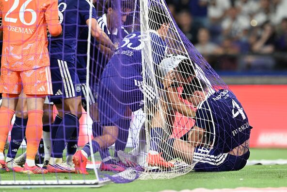 Andrija Živković se bori za loptu sa rivalom u mreži Anderlehta