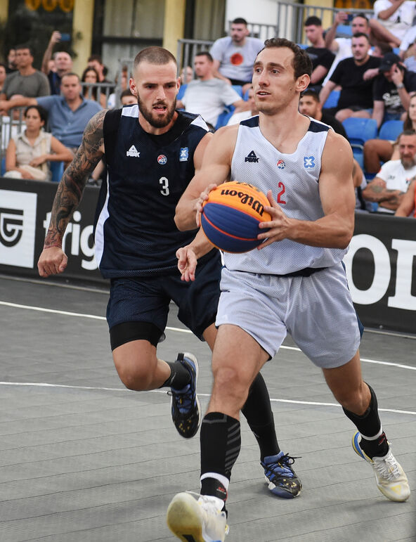 Stefan Milivojević igra basket na Trgu republike