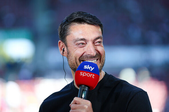 Albert Rijera drži mikrofon Skaj Sports.a