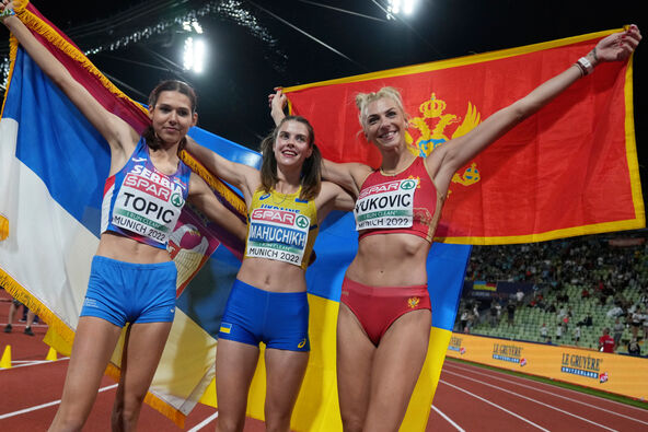 Angelina Topić sa Jaroslavom Mahučik i Marijom Vuković