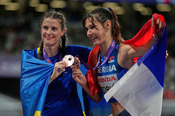 Angelina Topić i Jaroslava Mahučik na podijumu Svetskog prvenstva 2025