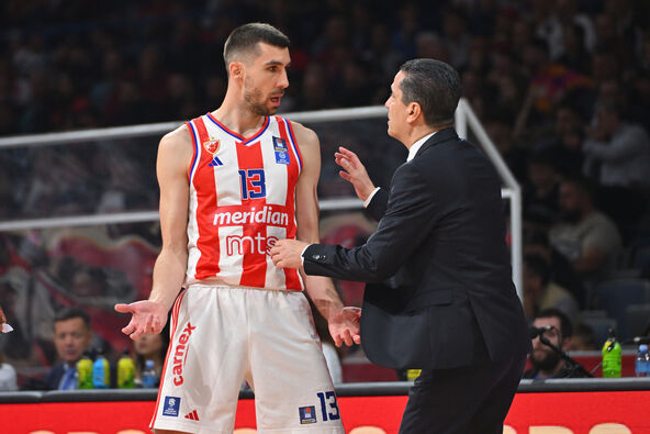 Ognjen Dobrić i Janis Sferopulos pričaju na utakmici Evrolige