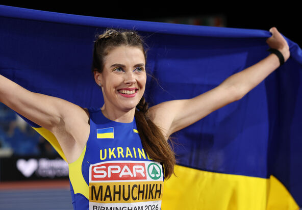 Jaroslava Mahučik širi zastavu Ukrajine