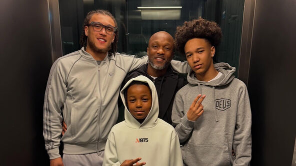 Almami Moreira sa sinovima - Dijego Moreira odmah s njegove desne strane.