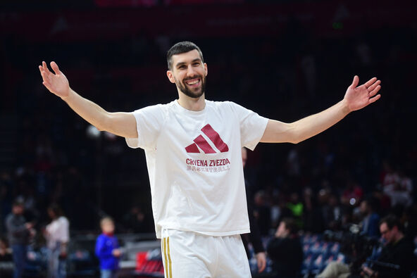 Ognjen Dobrić širi ruke u beloj majici Crvene zvezde.