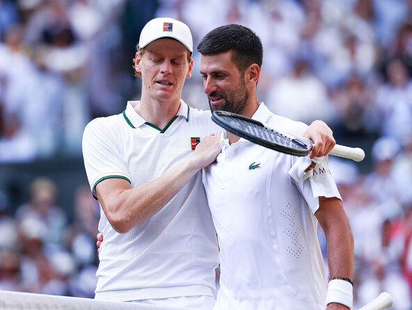 Janik Siner i Novak Đoković se zagrlili.