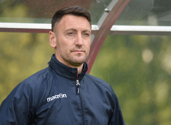 Savo Pavićević u teget trenerci na klupi.
