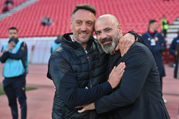 Savo Pavićević i Dejan Stanković u zagrljaju.