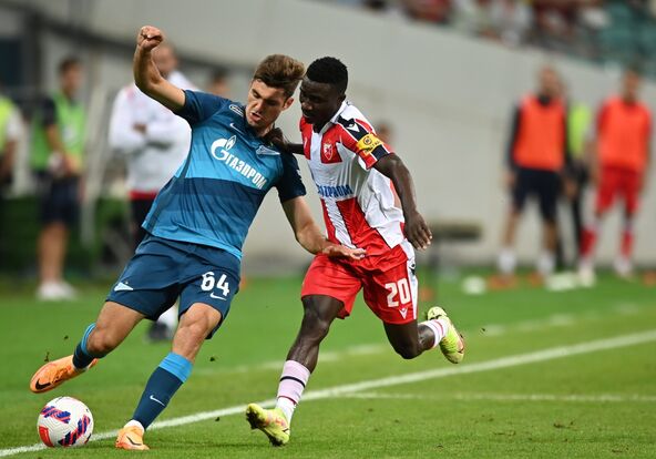 Kiril Kravcov u duelu sa Kingsom Kangvom iz Crvene zvezde