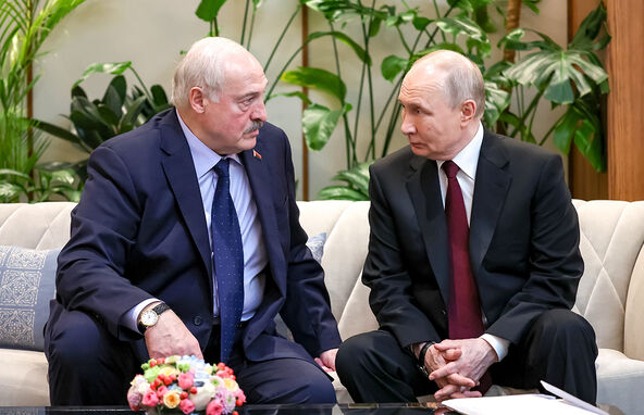 Lukašenko i Putin sede na kauču.