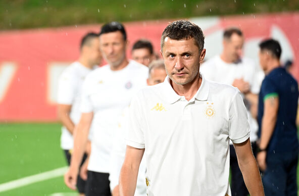 Saša Ilić u beloj majici na meču Partizana.