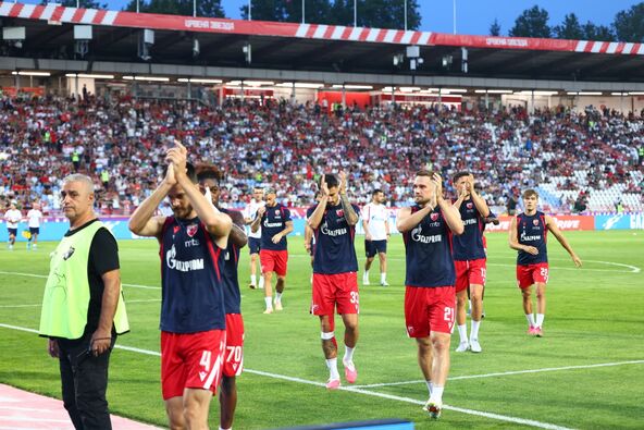 Fudbaleri Zvezde se zagrevaju na glavnom terenu Marakane