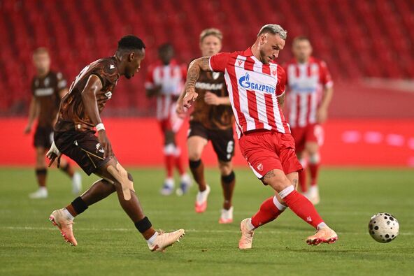 Marko Arnautović dodaje loptu na Zvezda Viktorija Plzenj