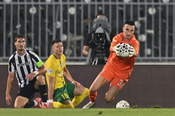 Miloš Krunić brani na Partizan UNA Štrasen