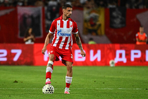 Rade Krunić u dresu Crvene zvezde na meču protiv Viktorije Plzenj.