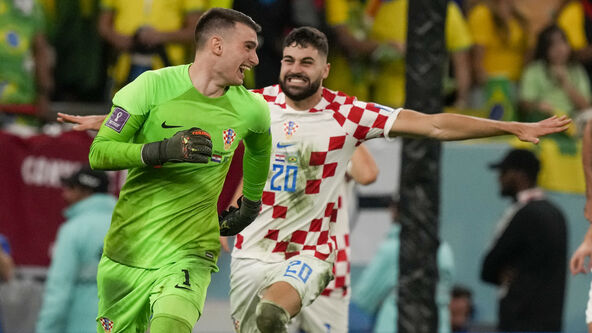 Dominik Livaković slavi sa Joškom Gvardijolom