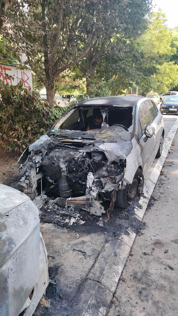 Zapaljeni automobili na Voždovcu 1.jpg